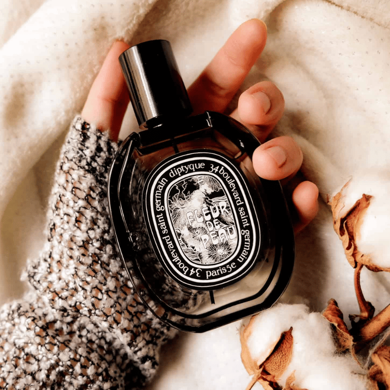 Diptyque Fleur De Peau EDP - Tươi mát với tiêu hồng và cam bergamot, mềm mại cùng hoa hồng Thổ Nhĩ Kỳ và diên vĩ, kết thúc ấm áp và quyến rũ với xạ hương, gỗ đàn hương, và hổ phách